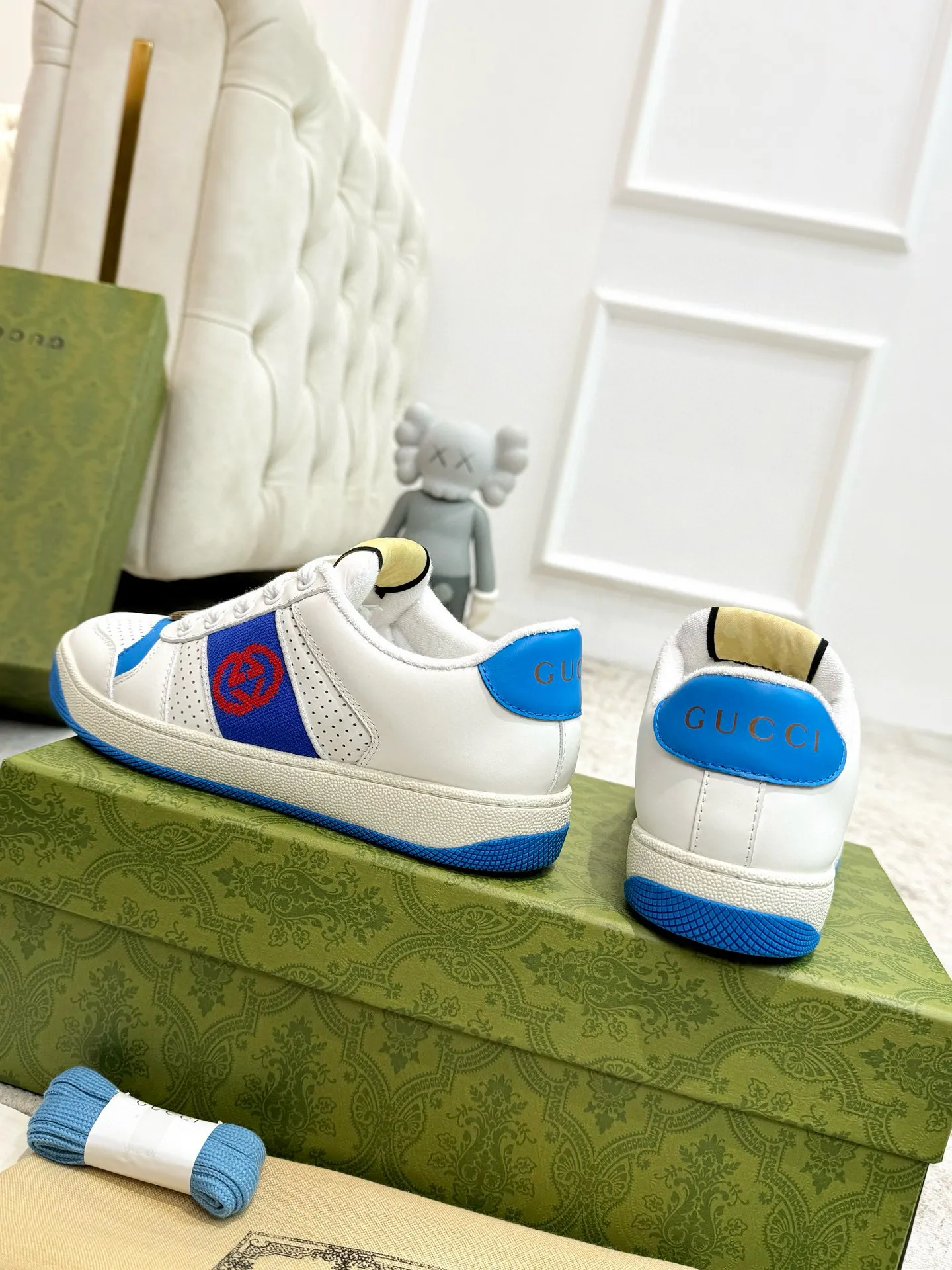 Ex-factory price: 540💰 GUCCI Gucci's newly upgraded back cover lining, top-notch old dirty shoes, classic casual sports shoes for couples, retro sneakers and old G family dirty shoes, updated at the counter simultaneously! ①The shoe upper has the same water-based edge coating process as the original version⚠️The ordinary oil edges on the market have a strong glue feel and are easy to fall off! Grade A first-layer nubuck leather (with pores)/matching computer embroidered double G cloth, high-density terry velvet lining. ② A PVC transparent small round mark sealing line is added to the details of the midsole. The mold is opened six times and the jewelry craftsmanship is used to customize the two-color double G buckle, striving to be the same as the original version. A pair of buttons is more than three times more expensive than ordinary buckles on the market. ③An old two-color washable label, the chip is placed on the outer waist of the right foot, the entire shoe is completely hollowed out with rubber technology, TUP material (rubber to distinguish the market) with the latest green packaging from the counter, 3D printed handbag, and a pair of shoelaces. There is no pressure when entering and exiting the counter. You can buy a 1:1 accurate replica of the original version and modify and upgrade it repeatedly. The details are perfectly restored, the materials are all customized, and they are truly top-notch. Please look at the details clearly to identify the quality. Upper: First-layer frosted cowhide/embroidered double G cloth. Lining: original high-density velvet lining. Foot pads: original pearlescent sheepskin. Outsole: private molded vacuum TPU material. Packaging: original top-grade full set packaging at the counter. Shoe size: women's size 35-40, men's size 39-44 (men's size 38, 45🉑️customized, non-returnable)